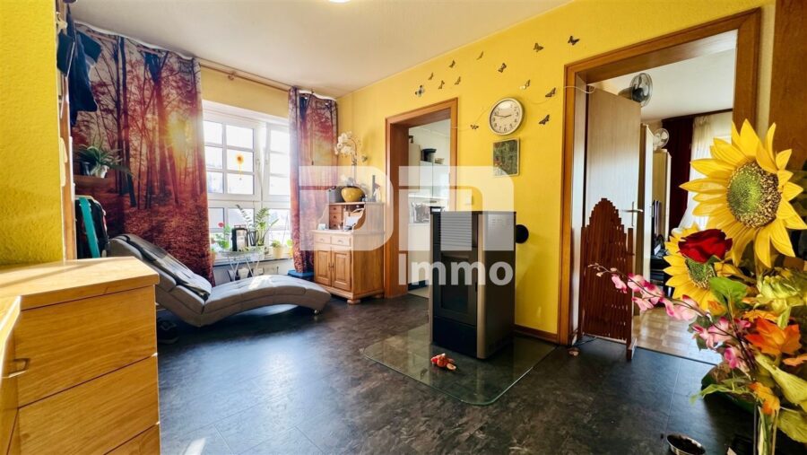 Solides Ein- bis Zweifamilienhaus mit Wintergarten + und Wintergarten als solide Kapitalanlage - EG WE1 Flur / Diele / Pelettofen